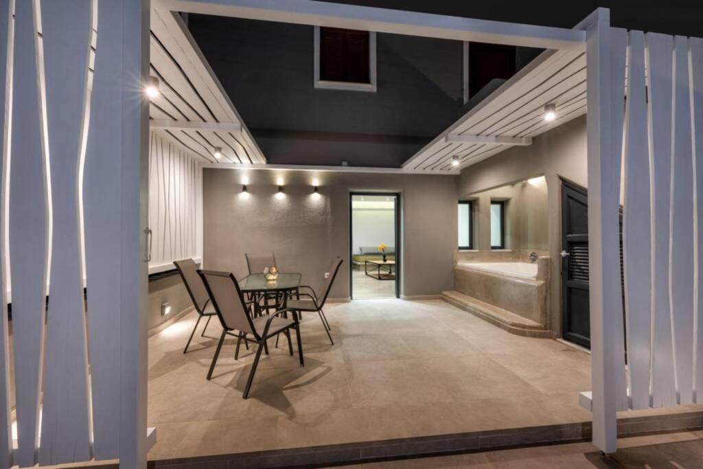 Christianna & George Luxury Hot Tub Apartment Fira  Esterno foto