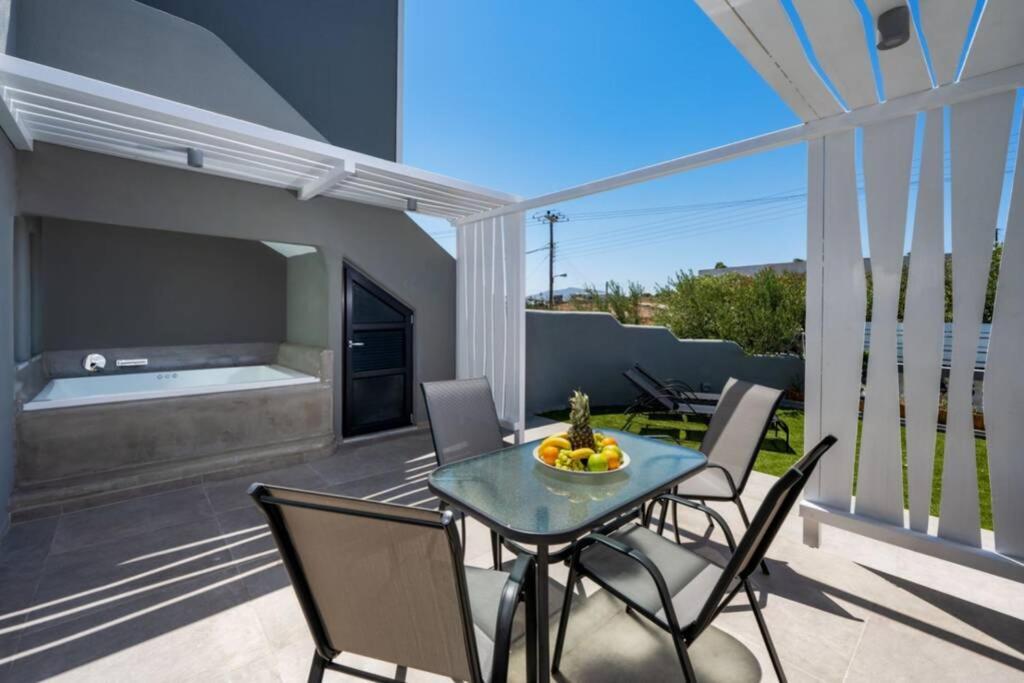 Christianna & George Luxury Hot Tub Apartment Fira  Esterno foto