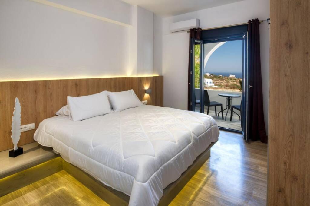 Christianna & George Luxury Hot Tub Apartment Fira  Esterno foto