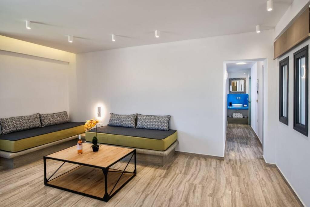 Christianna & George Luxury Hot Tub Apartment Fira  Esterno foto