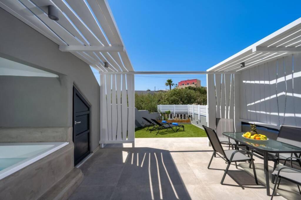Christianna & George Luxury Hot Tub Apartment Fira  Esterno foto