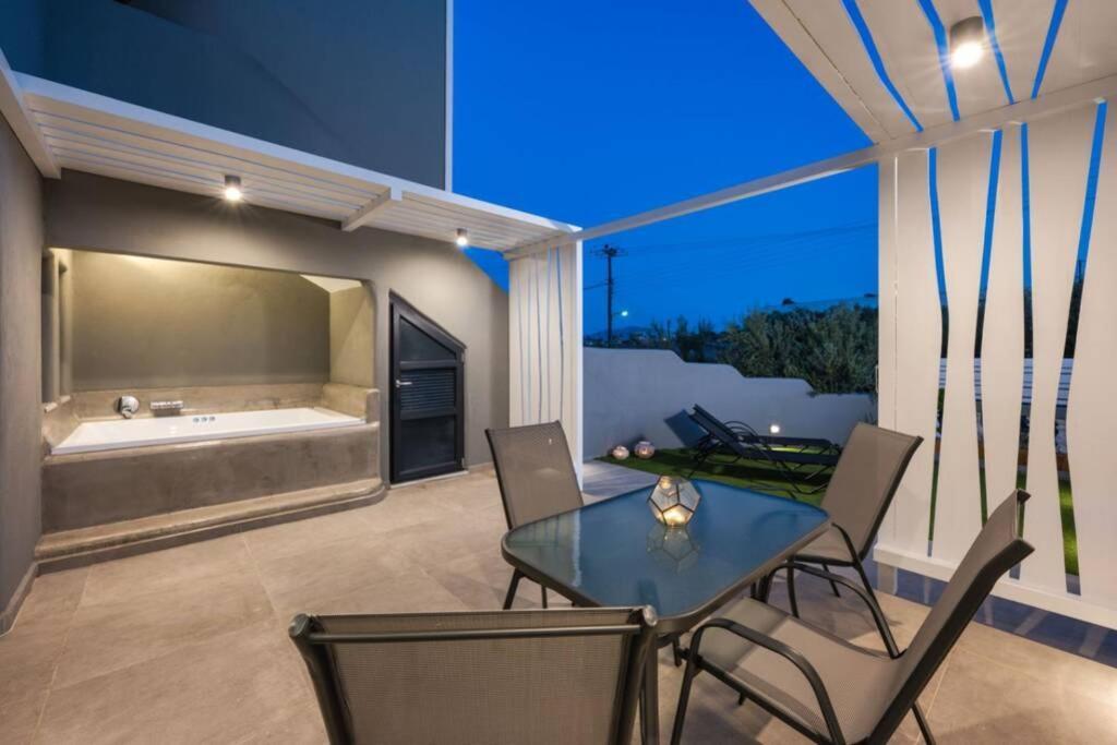 Christianna & George Luxury Hot Tub Apartment Fira  Esterno foto
