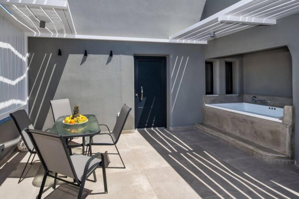 Christianna & George Luxury Hot Tub Apartment Fira  Esterno foto