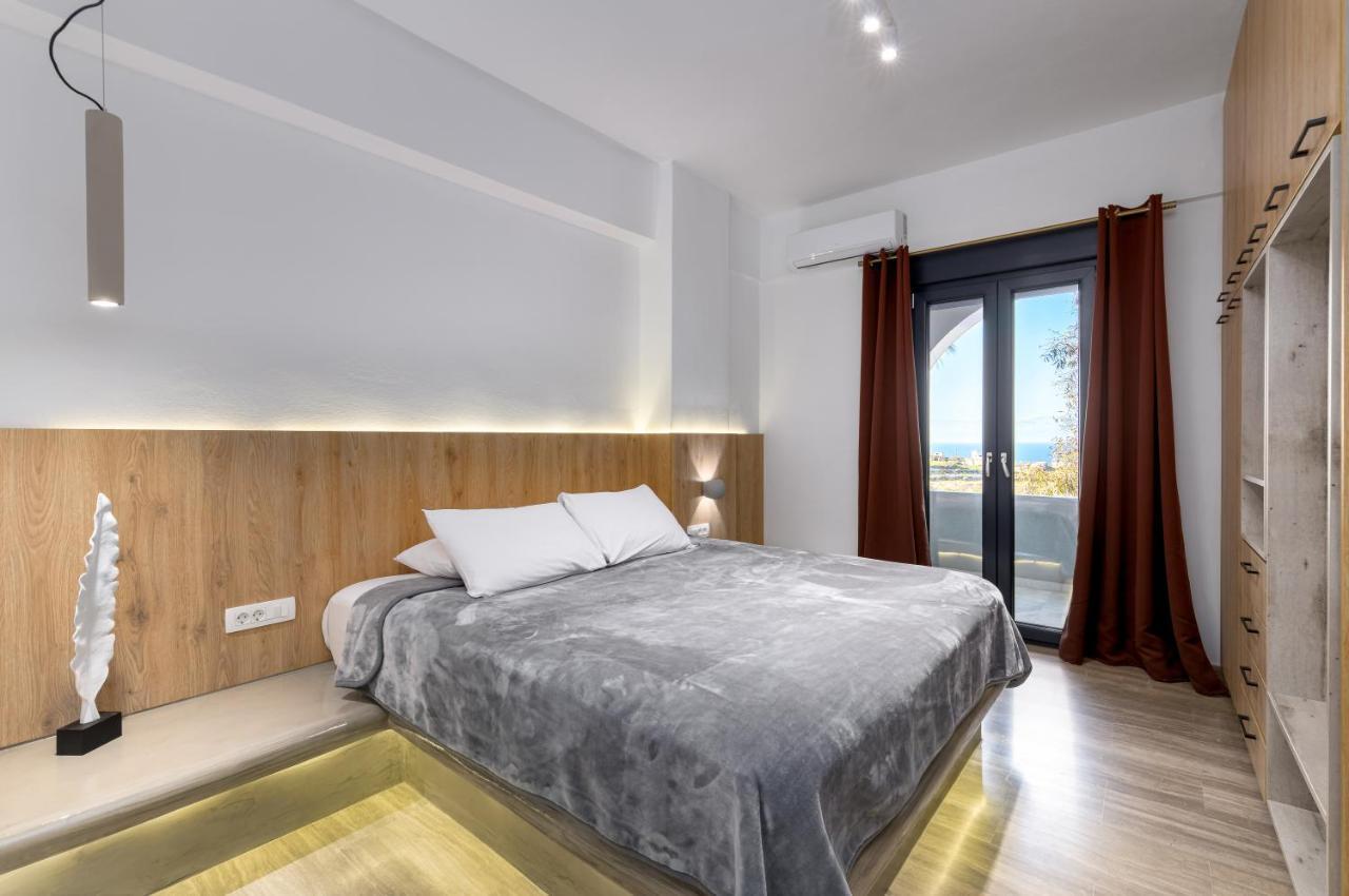 Christianna & George Luxury Hot Tub Apartment Fira  Esterno foto