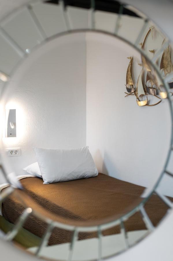 Christianna & George Luxury Hot Tub Apartment Fira  Esterno foto